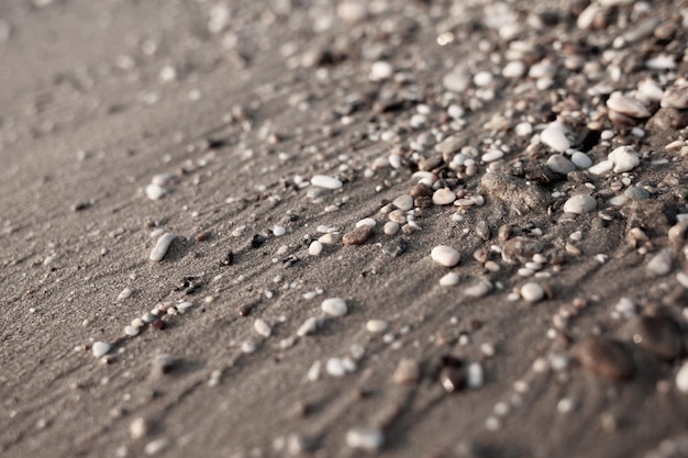 Een close-up van kiezelstenen op een strand