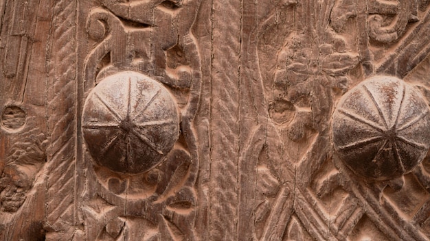 Een close-up van sierlijke metalen deurgrepen op een oud fort in Centraal-Azië, Oezbekistan Bukhara