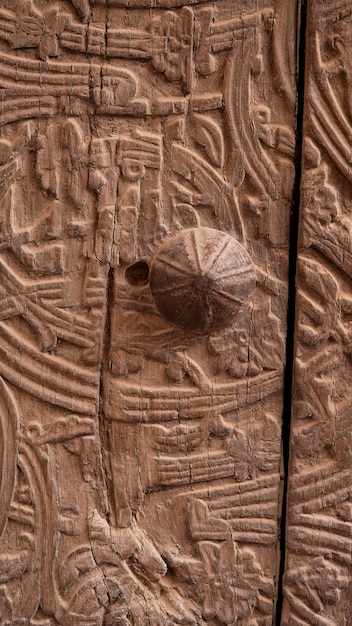 Een close-up van sierlijke metalen deurgrepen op een oud fort in Centraal-Azië, Oezbekistan Bukhara