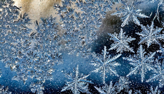 Een close-up van sneeuwvlokken op een blauwe achtergrond de sneeuw vlokken zijn allemaal verschillende vormen en maten en ze zijn allemaal heel dicht bij elkaar het beeld heeft een vreedzame en serene stemming