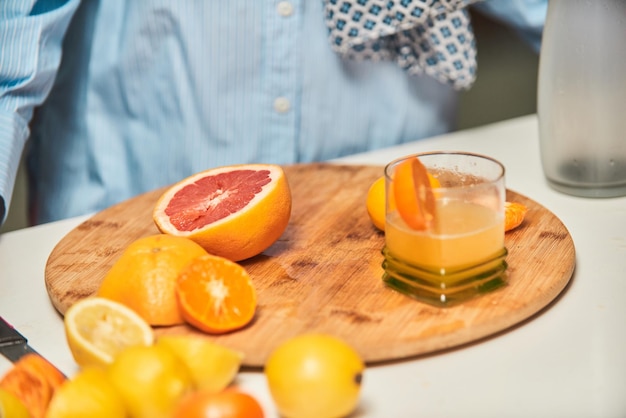 Een close-upfoto van de hand van een vrouw die fruit snijdt en voorbereidt om een gezonde smoothie te maken. Het concept van een gezonde levensstijl. Foto van hoge kwaliteit