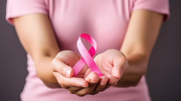 Een close-upfoto van een roze lint dat in de handen van een vrouw wordt gehouden