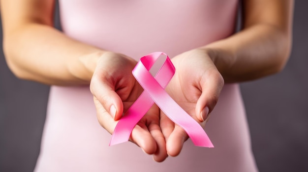Een close-upfoto van een roze lint dat in de handen van een vrouw wordt gehouden