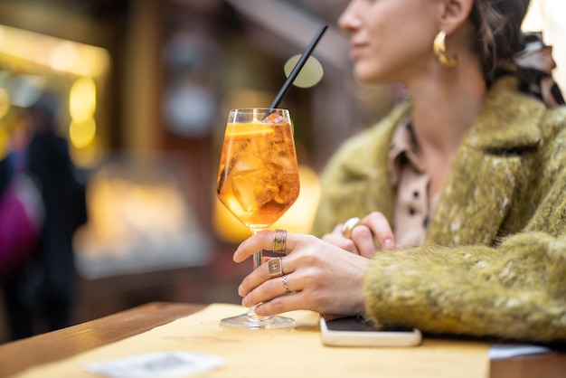 Een cocktail drinken in de buitenbar