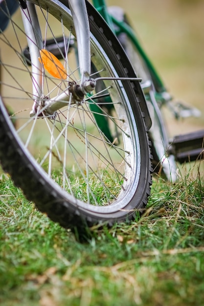 Een Concept-fietswiel op het gras in de parkreis