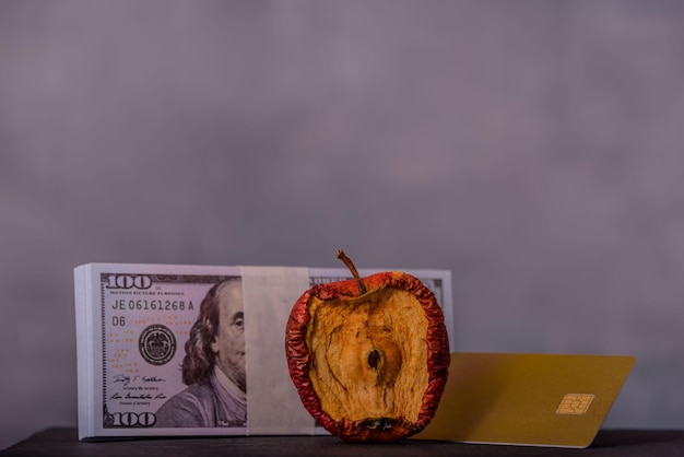 Een conceptueel beeld gecentreerd op een slecht appelgeld en een creditcard voor verschillende monetaire ideeën