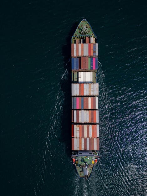 Foto een containerschip beweegt zich gestaag door de oceaan met gestapelde containers