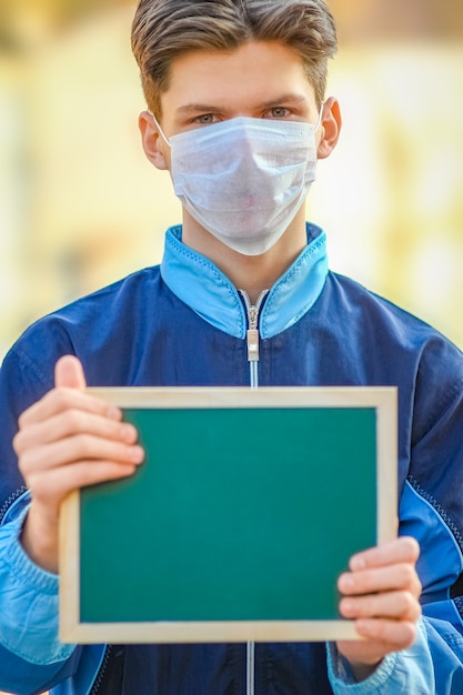 Een Coronavirus Uitbraak van het coronavirus. Epidemisch viraal ademhalingssyndroom. Bord in Man's Hands China