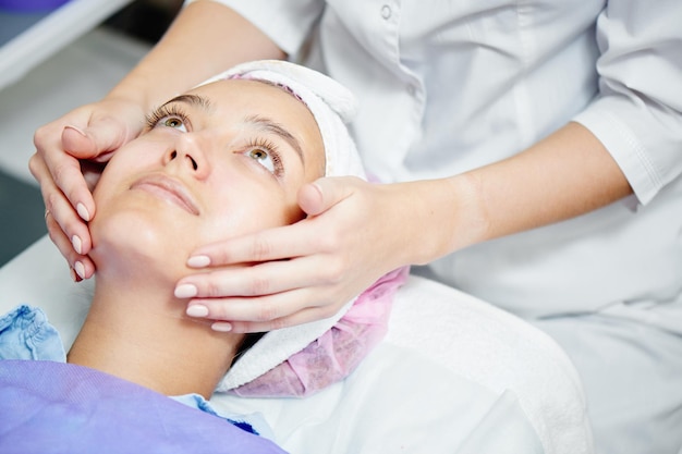 Een cosmetische ingreep, de gezichtsclose-up van het meisje