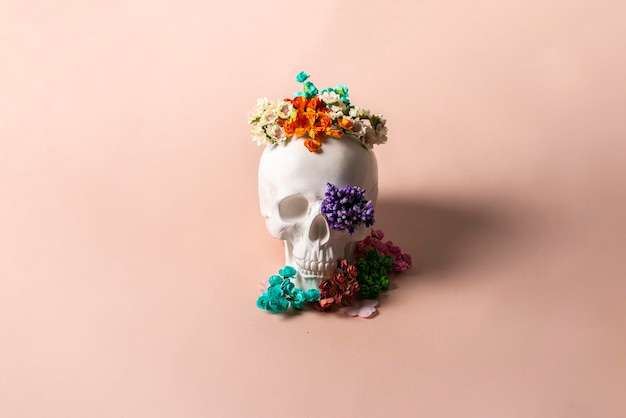 Een creatief idee van een witte schedel met bloemen rond een mooi lachend halloween-concept