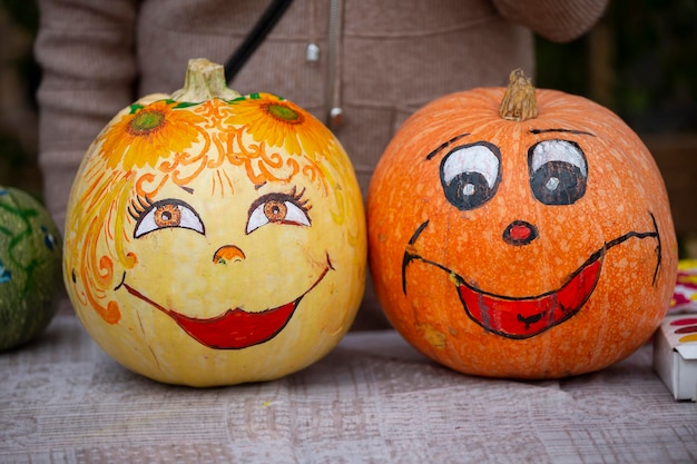 Foto een creatieve halloween-pompoen met een aardig en schattig patroon boze pompoen