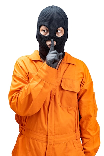 Een criminele man met een verborgen masker die vraagt om stil te blijven, geïsoleerd op een witte achtergrond