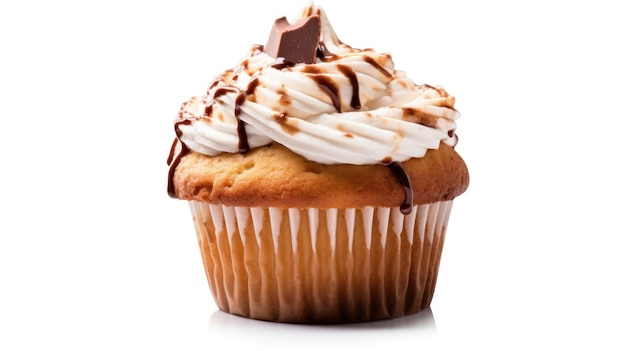 een cupcake met chocoladesiroop en chocolade erover gemotregend.