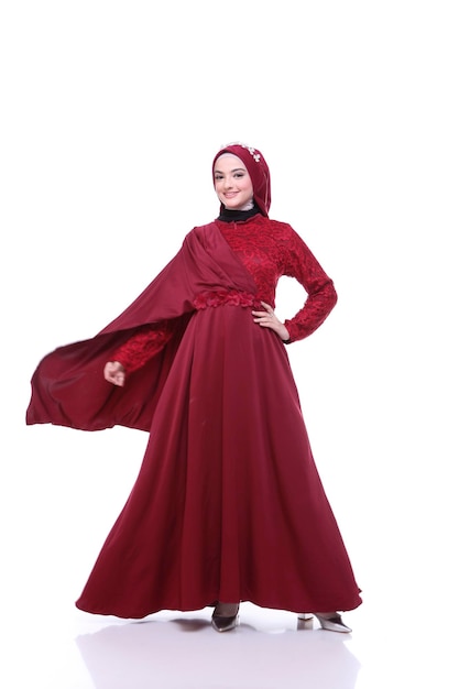 Een dame gebruikt een trouwjurkmake-up op hijab Model maleis indonesia beauty of eidul fitri concept