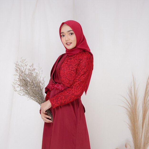 Een dame gebruikt een trouwjurkmake-up op hijab Model maleisië of indonesië schoonheid of eidul fitri concept