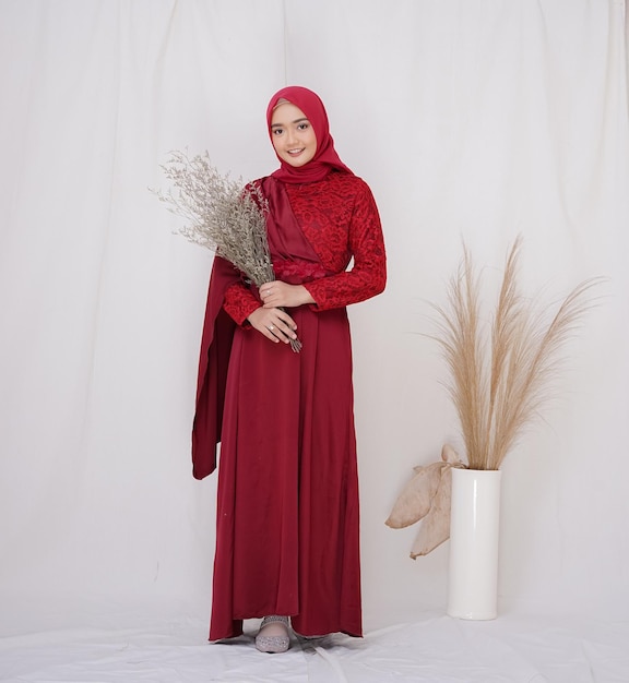 Een dame gebruikt een trouwjurkmake-up op hijab Model maleisië of indonesië schoonheid of eidul fitri concept