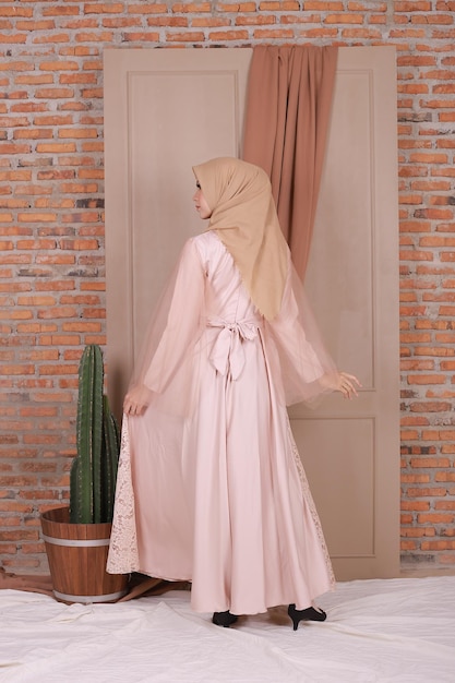 Een dame gebruikt een trouwjurkmake-up op hijab Model maleisië of indonesië schoonheid of eidul fitri concept