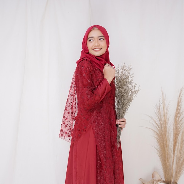 Een dame gebruikt een trouwjurkmake-up op hijab Model maleisië of indonesië schoonheid of eidul fitri concept