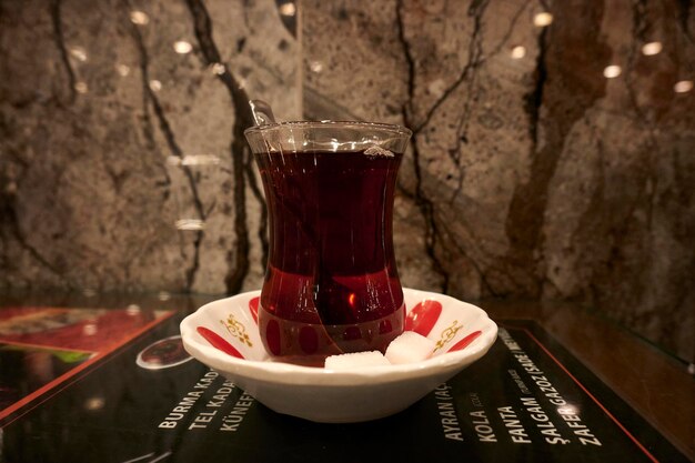 Een dampend hete kop Turkse rode thee, een geruststellende en heerlijke warme drank, perfect voor elke eetgelegenheid