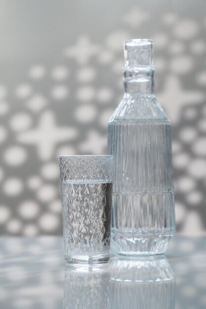 Foto een decanter en een glas drinkwater.