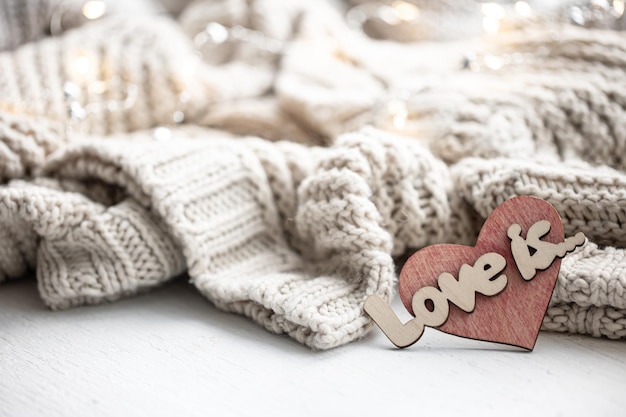 Een decoratief hart tussen gezellige gebreide items valentijnsdag vakantieconcept