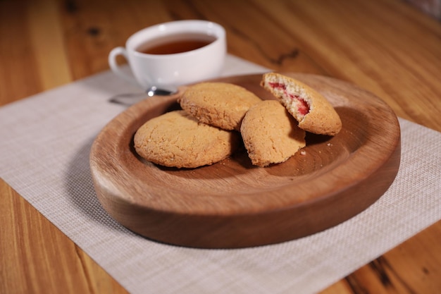 een decoratief houten bord is erg mooi voor groenten en koekjes, snoep en desserts