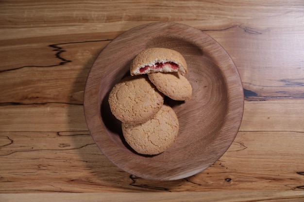 een decoratief houten bord is erg mooi voor groenten en koekjes, snoep en desserts