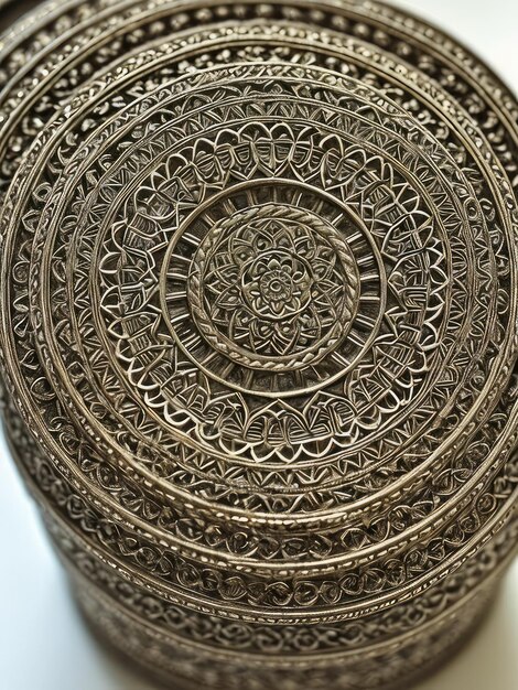Een decoratieve vaas heeft een patroon erop en het woord "embossed" op de bodem.