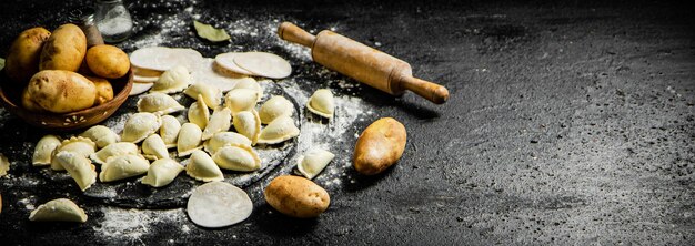 Een deegroller met een pastabol erop en een stokbrood erop.