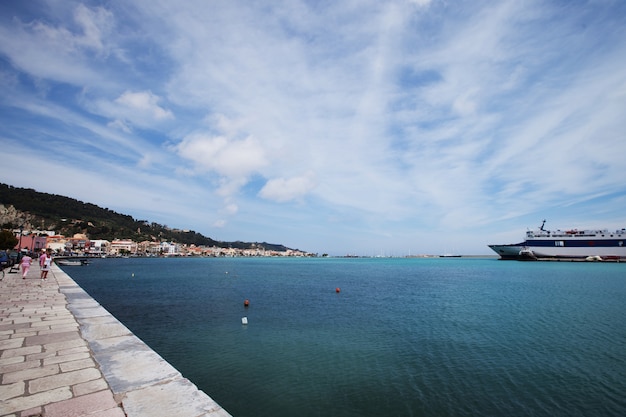 Een deel van de haven en van de stad Zakinthos