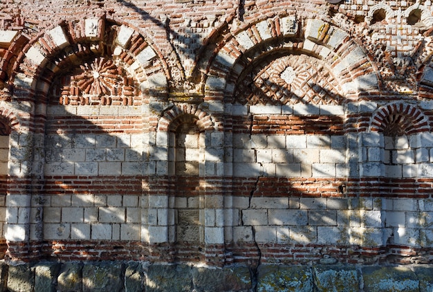 Foto een deel van de muur van vernietigde kerk st. john aliturghetos in nessebar, bulgarije.