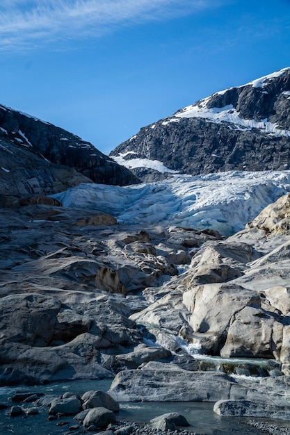 Een deel van de Nigardsbreen-gletsjer omgeven door hoge besneeuwde bergen