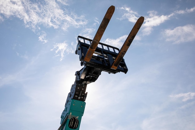 Een deel van de stapeltruck met vorkheftruck, moderne technologie in de industrie, bouwplaats en landbouwconcept