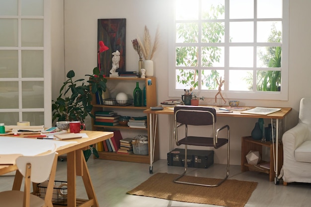 Een deel van de woonkamer in een modern appartement dat dienst doet als atelier voor kunst