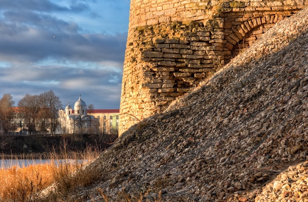Een deel van een muur van de oude stad Pskov en het klooster van St. John the Baptist
