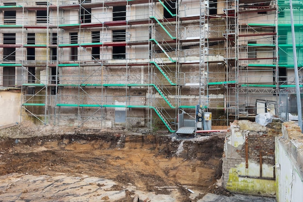 Een deel van een put van een gebouw in aanbouw, omringd door steigeringen