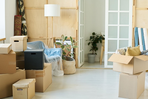 Een deel van een ruime, schone woonkamer van een nieuw appartement met een open deur