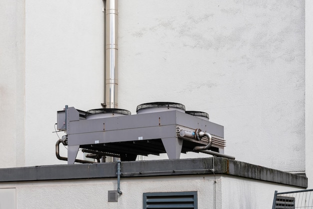 Foto een deel van het ventilatiesysteem van een industrieel gebouw met grote ventilatoren