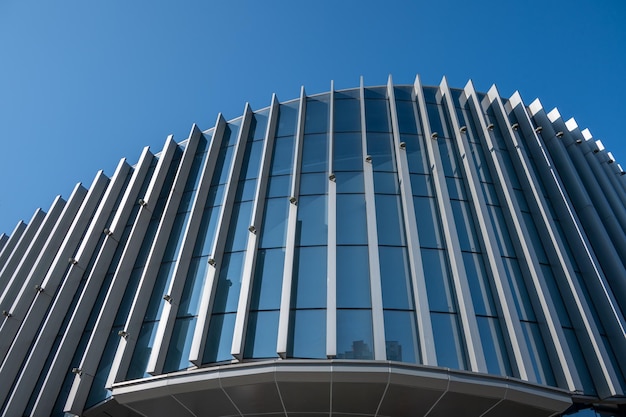 Foto een deel van moderne stedelijke gebouwen met gemengd glas bevindt zich in de blauwe lucht en bij mooi weer