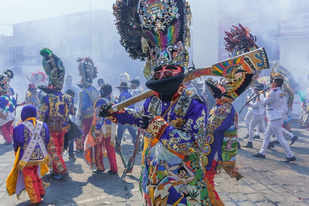 Een deelnemer aan carnaval in Huejotzingo in traditionele klederdracht