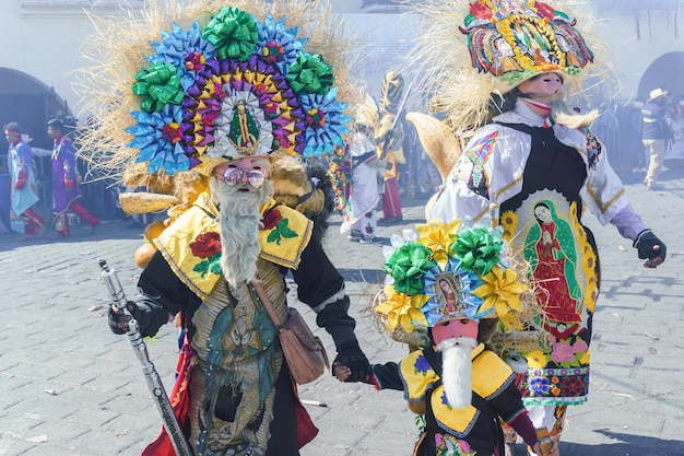 Een deelnemer aan carnaval in Huejotzingo in traditionele klederdracht