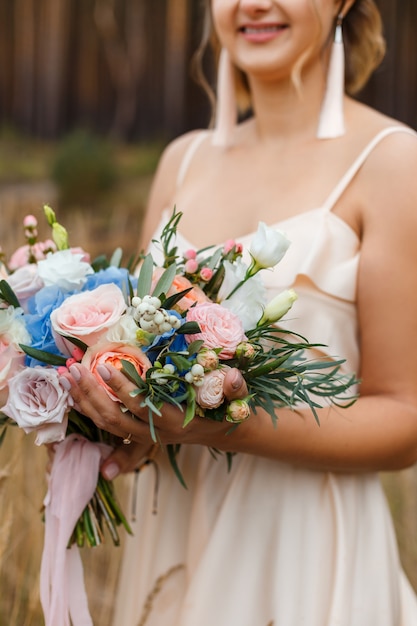 Een delicaat en mooi bruidsboeket van bloemen.