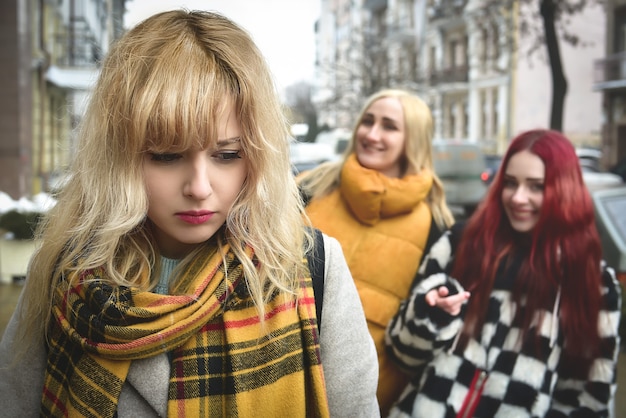 Een depressief studentenmeisje met blond haar dat wordt gepest door haar tienerjaren, gestoord door gevoelens van wanhoop en onderdrukking.