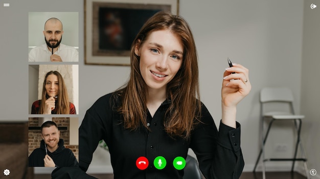 Een desktopcomputerschermweergave van de telecommunicatietoepassing tijdens een videoconferentie waarop de vrouwelijke specialist verslag doet van zaken. multi-etnische collega's in een online vergadering.