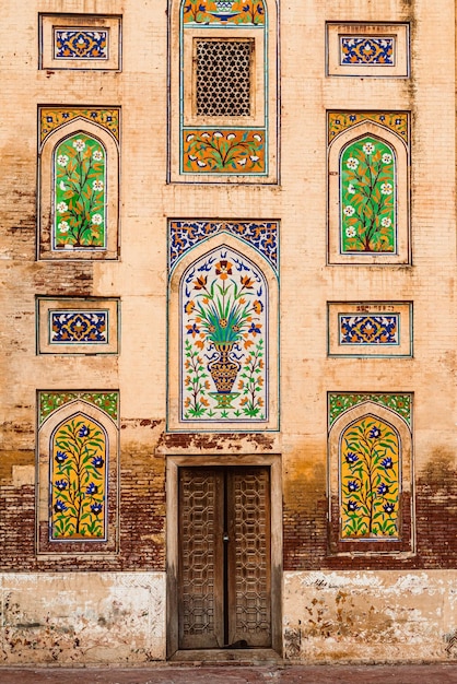 Een deur met een groen en blauw patroon is versierd met de woorden qaraz.