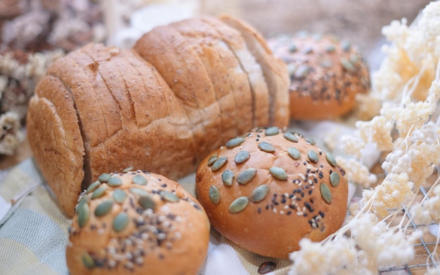 Een dienblad met brood met verschillende zaden erop