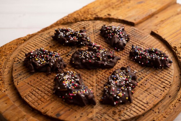 Een dienblad met chocoladekoekjes met hagelslag erop