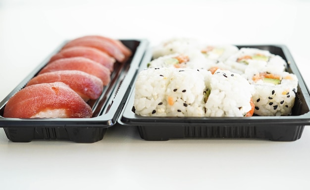 Een dienblad met diverse stukjes sushi California roll