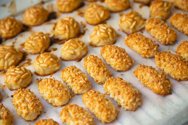 Een dienblad met gebakken koekjes met een paar toppings erop