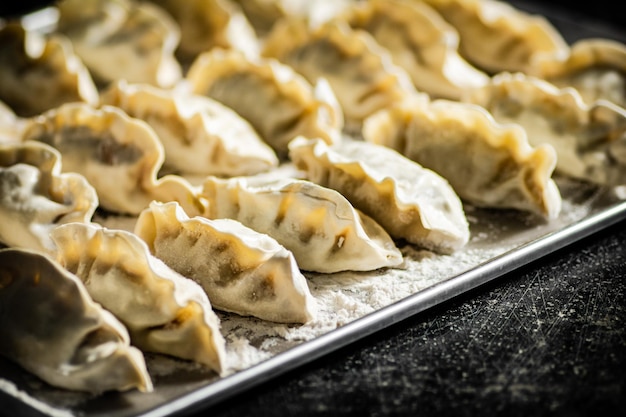 Een dienblad met knoedels op een tafel